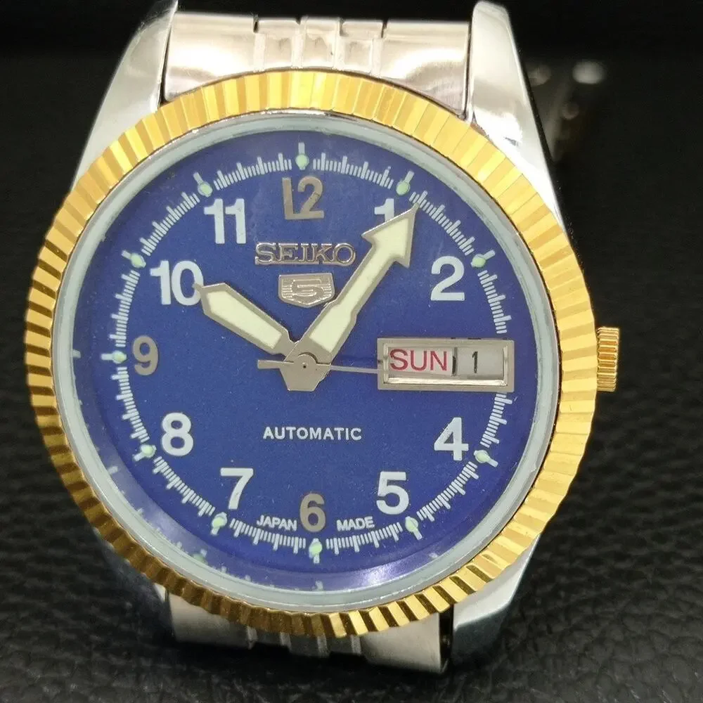 Vintage 1982 Seiko Automatic Mens Silver Watch W/daydate & Blue accents